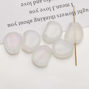 Vue macro de perles en verre givré irisées en forme de fleur pour bijoux DIY