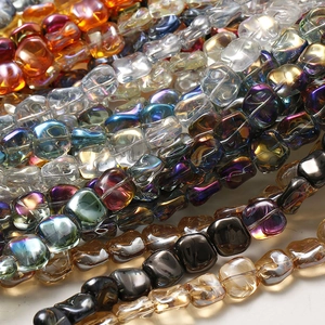 Vue macro de perles carrées en verre iridescent montrant des textures colorées