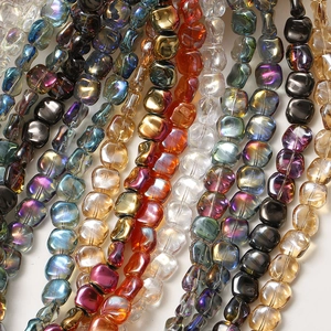 Vue macro de perles de verre carrées irisées pour la création de bijoux DIY et artisanat