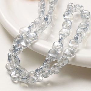 Détail macro de perles carrées en verre bleu clair sur une assiette en céramique
