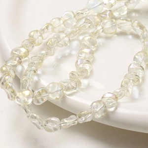 Gros plan de perles en verre irisées de forme irrégulière pour la création de bijoux