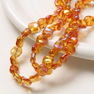 Vue macro de perles carrées en verre ambre iridescent avec revêtement arc-en-ciel DIY