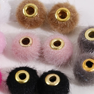 Bunte Plüschperlen mit goldenen Metallösen für DIY-Schmuckherstellung und Accessoires