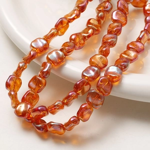 Gros plan de perles carrées en verre ambré irisé avec fini brillant pour bijoux DIY