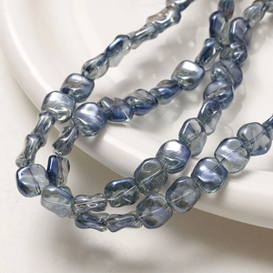 Détail macro de perles de verre carrées translucides bleu-gris avec fini perlé