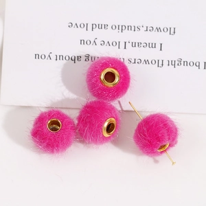 Set aus vier rosenrosa Plüschperlen mit goldenen Metallösen für DIY-Schmuckherstellung