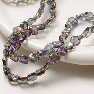 Gros plan de perles de verre irisées avec revêtement métallique pour bijoux DIY