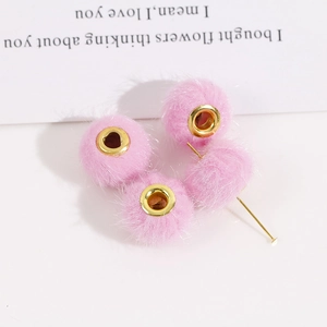 Detailansicht rosa Pelzperlen mit goldenen Metalllöchern für DIY-Schmuckherstellung