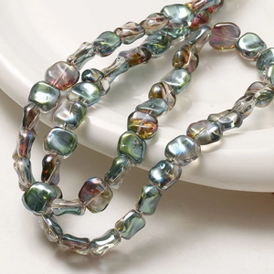 Détail macro de perles cubes en verre irisé avec finition arc-en-ciel pour bijoux DIY