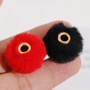 Macro-opname van 20 mm zachte pluche kralen in rood en zwart met gouden metalen oogjes