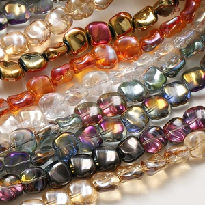 Perles cubes en verre irisées pour la création de bijoux aux finitions métalliques