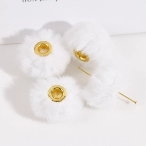 Detail van 20 mm zachte witte pluche pompon kralen met gouden oogjes voor DIY sieraden maken