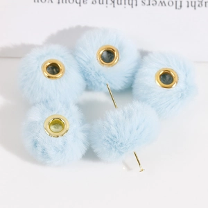 Detail van lichtblauwe 20 mm pluche pompon kralen met gouden metalen gaten voor DIY sieraden