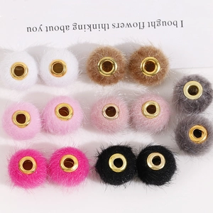 Plüsch Flauschige Runde Perlen Mit Großem Goldenem Metallloch Öse Weiche Stoff Haarkugel Charms Für DIY Schmuckherstellung