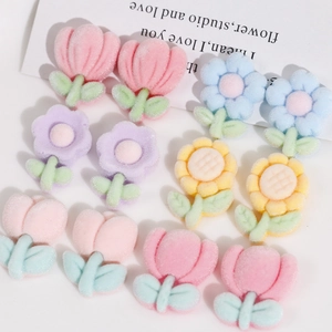 Detalle de parches florales de resina flocada con tulipanes y girasoles para manualidades DIY