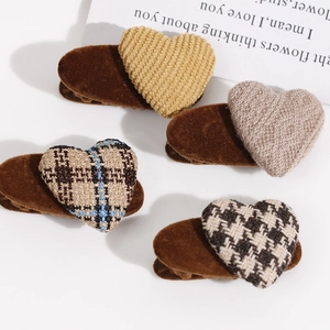 Set de cuatro pinzas para el pelo de corazón en tela con cuadros y punto para mujer