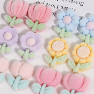 Set de accesorios DIY con tulipanes rosas y flores moradas en resina de color pastel