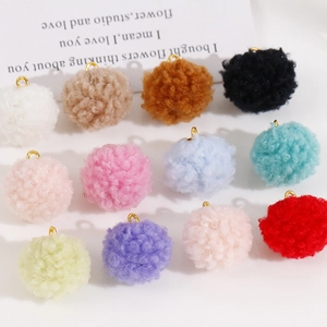 Pendentifs en fausse fourrure colorée avec boucles en métal doré pour la création de bijoux