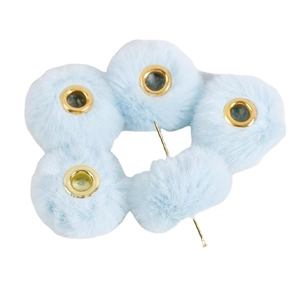 Set lichtblauwe pluche pompon oorbellen met gouden knopjes in een cirkel