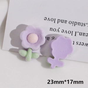 Detalle de dijes de flores de 23mm con textura flocada púrpura y reverso de resina