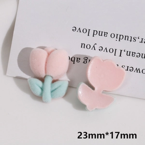 Detalle de dijes de tulipanes rosas flocados con reverso plano para manualidades 23x17mm
