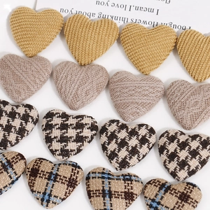 Detalle de parches de tela en forma de corazón a cuadros y punto para accesorios de cabello DIY