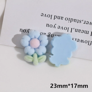 Detalle macro de dije de resina de flor flocada para joyería DIY con medidas 23mm por 17mm