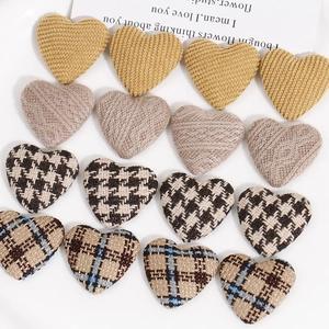 Parches de Tela en Forma de Corazón para la Creación de Joyas Patrones de Cuadros y Pata de Gallo Tejidos Accesorios para Pinzas de Pelo Hechos a Mano Suministros Decorativos