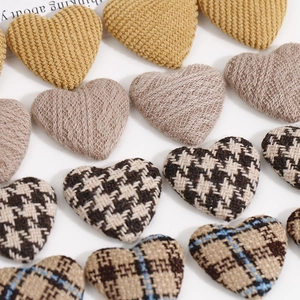 Set de parches de tela en forma de corazón con pana y patrones de cuadros para manualidades DIY
