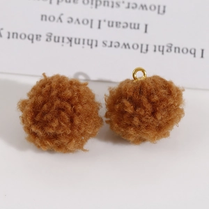 Détail de pompons en peluche marron avec anneaux dorés pour accessoires bijoux DIY
