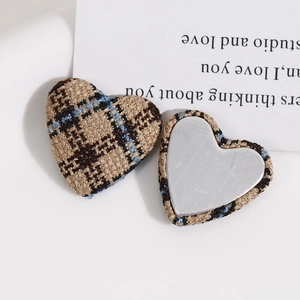 Detalle de botones de corazón en tela de cuadros para joyas DIY con reverso plano liso