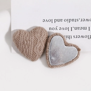 Primer plano de adornos de corazón en tela de cuadros con base de metal para DIY