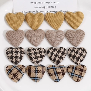 Set de 16 dijes de corazón en tela a cuadros y pana para accesorios de cabello