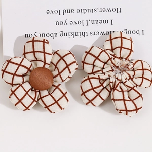 Set de dos pinzas para el cabello con flores de tela a cuadros marrones y botones