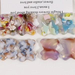 Vista macro di 8 pezzi in resina a forma di orso per creazioni di gioielli DIY