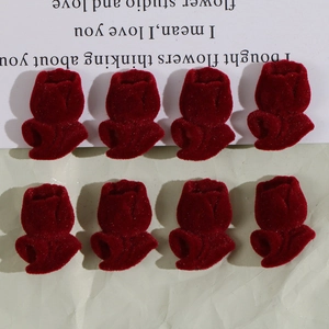 Primer plano de 8 dijes de tulipanes de terciopelo rojo oscuro para bisutería artesanal