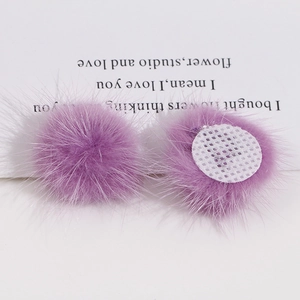 Detail van paarse 3cm pluche bont pompons met mesh achterkant voor DIY haaraccessoires