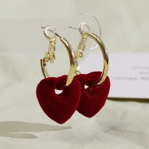 Pendientes de corazón flocado rojo con aros dorados en soporte de acrílico transparente