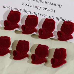 Detalle de 8 dijes de tulipán rojo en resina flocada para la creación de joyas artesanales