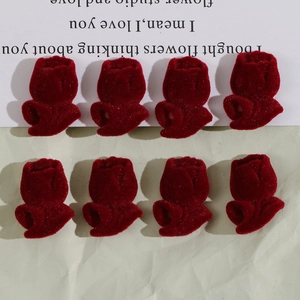 Detalle de 8 dijes de tulipán de resina flocada rojo oscuro para joyas y tocados