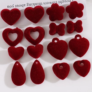 Detalle de dijes de terciopelo rojo en forma de corazón y flor para manualidades y joyería DIY