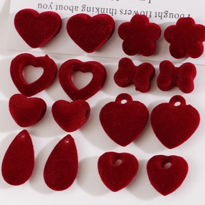 Colgantes de terciopelo rojo con formas de corazones y flores para crear joyas artesanales