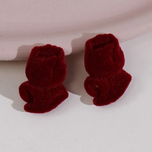 Vista macro de pendientes de tulipán rojo con textura flocada para joyería artesanal