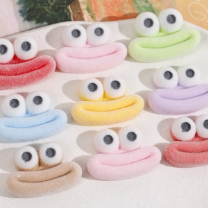 Détail macro de breloques DIY floquées colorées avec yeux de dessin animé et texture