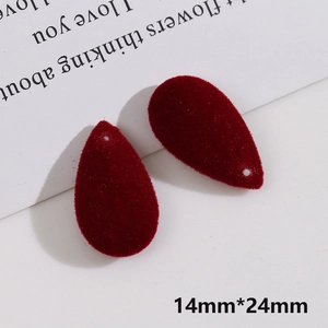 Vista macro de los colgantes de gota rojos flocados 14x24mm para joyería DIY