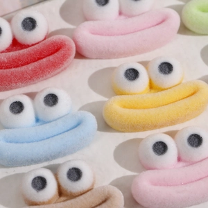 Vue macro de breloques de dessin animé floquées pour coques de téléphone et accessoires