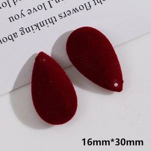 Detalle de colgantes de gota de agua flocados rojos con agujeros de 16x30mm