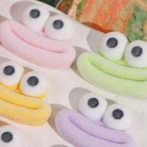 Charmants monstres de dessin animé en résine floquée avec de grands yeux colorés