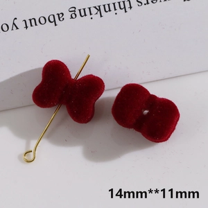 Vista macro de cuentas de lazo de terciopelo rojo flocado de 14x11mm para joyas DIY
