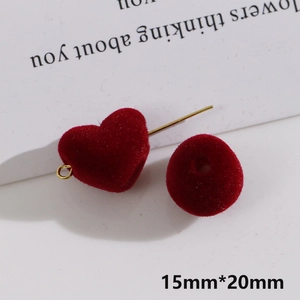 Vista macro de cuentas redondas y corazones flocados rojos 15x20mm para joyas DIY